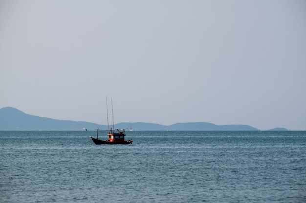 海の上の漁船