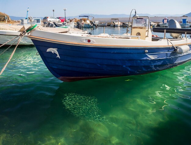 ギリシャのエヴィア島の穏やかなエーゲ海で晴れた日の午後に漁船