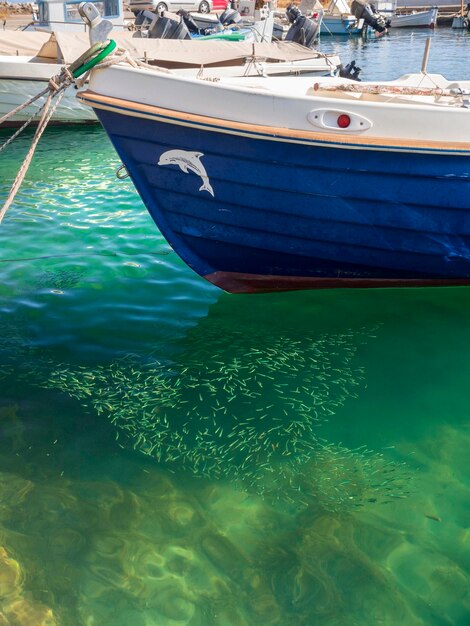 Рыбацкая лодка солнечным днем в спокойном Эгейском море на острове Эвия Греция