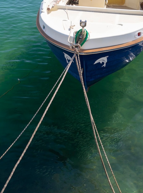 ギリシャのエヴィア島の穏やかなエーゲ海で晴れた日の午後に漁船