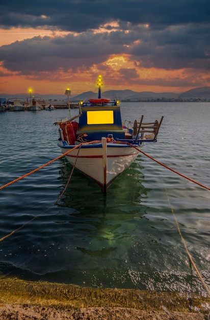 그리스 에비아 섬의 일몰에 낚시 보트