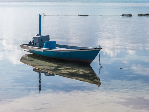 Photo fishing boat in the water with reflection