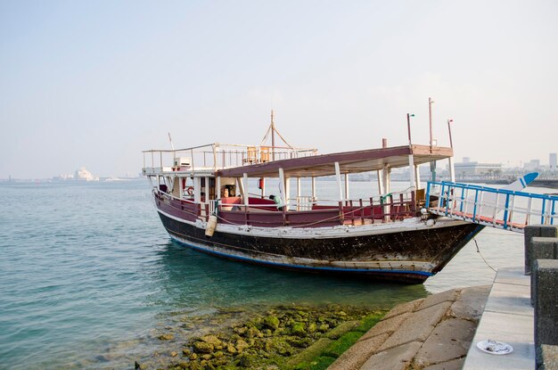 Рыболовные лодки Dhow на борту в гавани Дохи Катар Ближний Восток