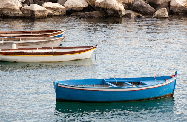 Foto barche da pesca nel golfo di napoli