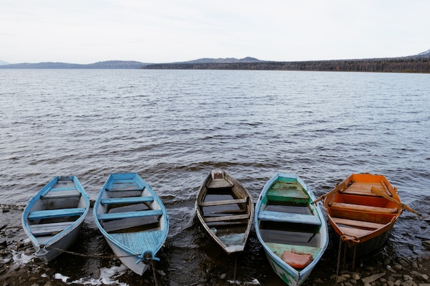 Photo fishing boats on the lake