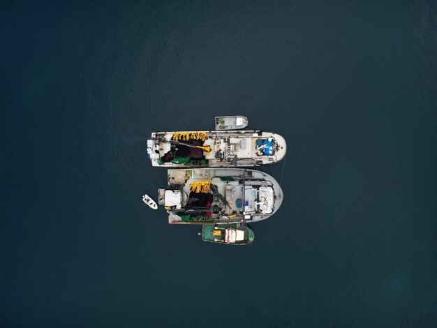 Foto barche da pesca in mezzo al mare