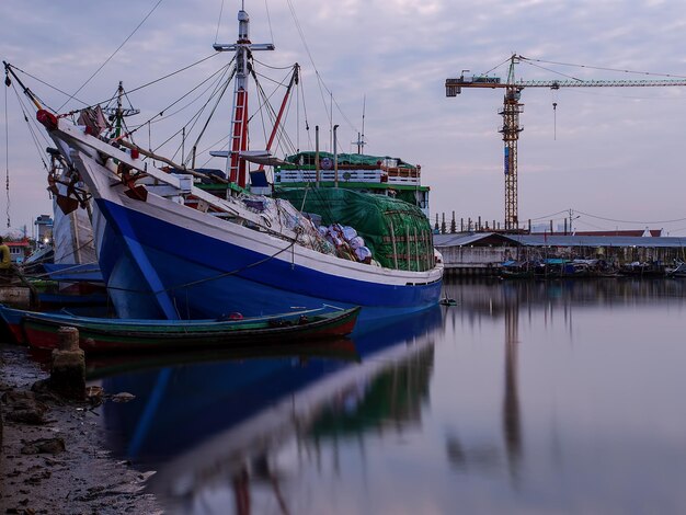 Фото Рыболовные лодки, пришвартованные в гавани на небо