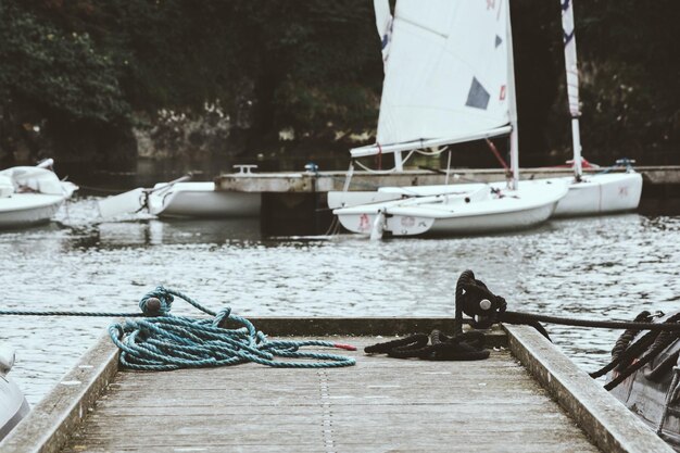 Photo fishing boats moored at harbor