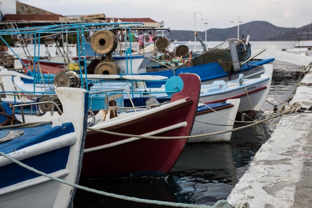 Photo fishing boats moored at harbor