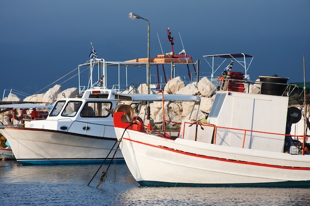 Barche da pesca ormeggiate nel porto della città di zante, zacinto, grecia