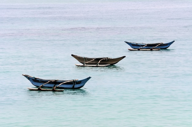 Foto barche da pesca sull'oceano. sri lanka