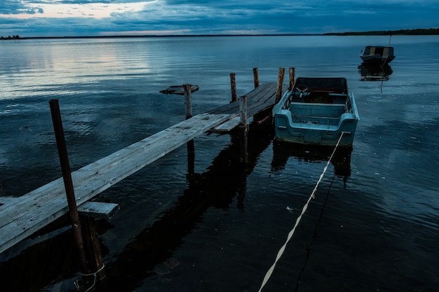 Barche da pesca al molo durante il tramonto. russia, carelia.