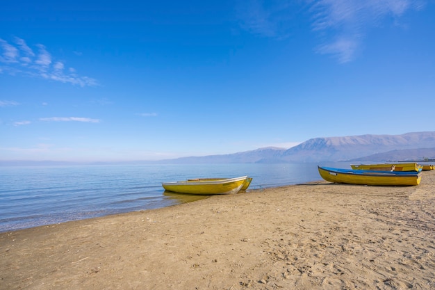Barche da pesca a pogradec, lago di ohrid