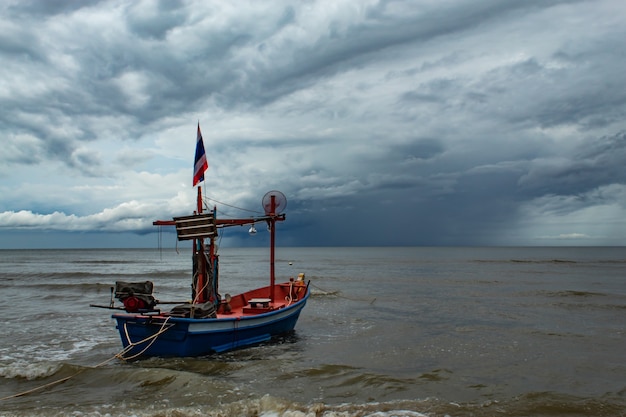 Рыболовные суда и дождь, падающий в море.