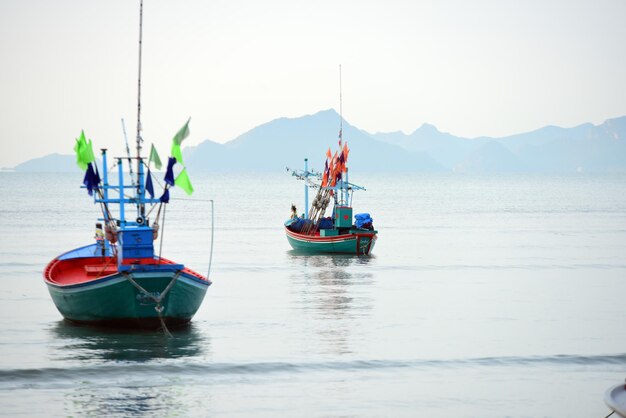 晴れた空の下の海の漁船