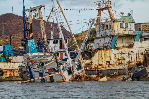 Photo fishing boats in sea against sky