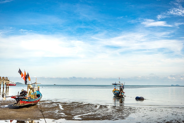 Рыбацкие лодки на берегу во время отлива. Таиланд