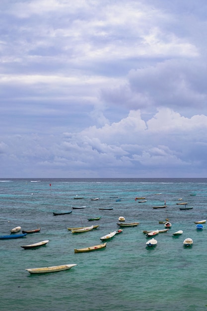 Nusa Lembongan, 바다에서 일몰에 낚시 보트. 자연 배경입니다.