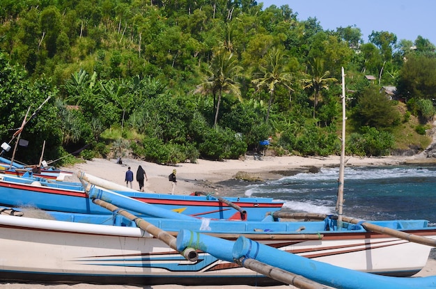 Siung Beach Yogyakarta Indonesia의 가장자리에서 물고기를 잡는 그물이 있는 어선