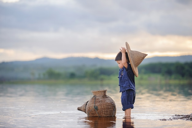 写真 田舎の川で釣り少年