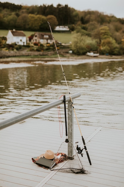 Foto attrezzatura da pesca su un molo del lago