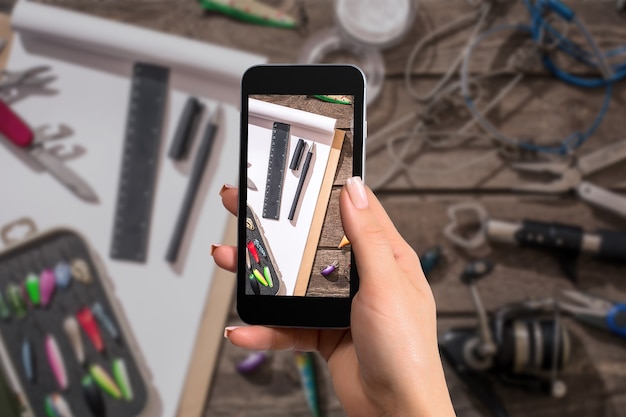 Рыболовные снасти с мобильным телефоном фотография сделана с телефона