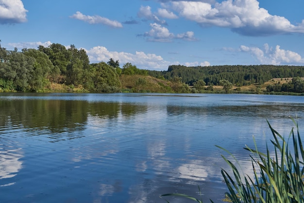 Pesca sul lago. riflessione in acqua. centro ricreativo.