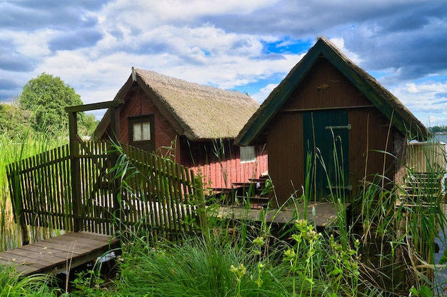 湖のクラクフ近くの湖の釣り小屋 内陸釣り 家のつる屋根