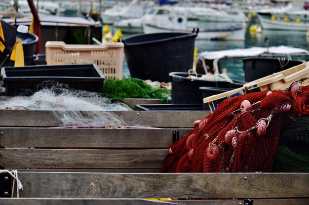 Foto rete da pesca su una barca in porto