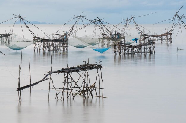 写真 空の反対側の海で釣り網