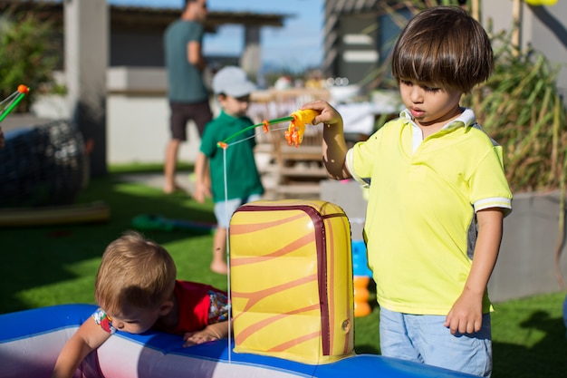 Pesca nella piscina per bambini