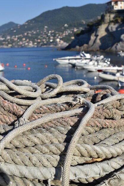 Foto corde da pesca con vista sul mare