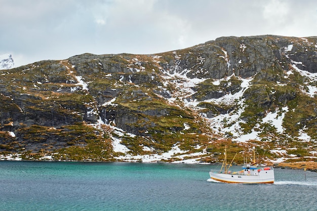 ノルウェーのフィヨルドにある漁船
