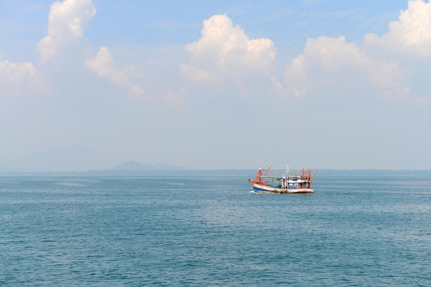 Nave da pesca nel golfo di thailandia