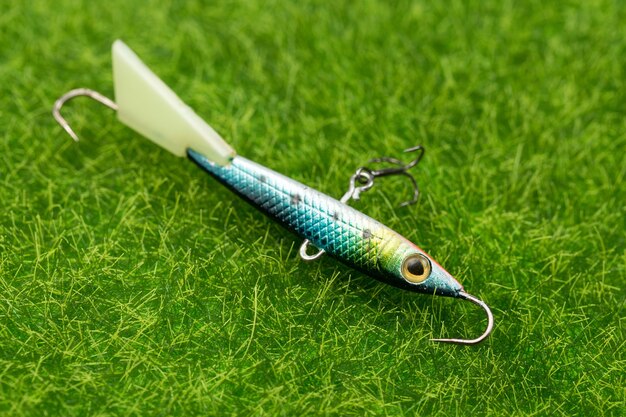 Spinner e wobblers da pesca multicolori sullo sfondo