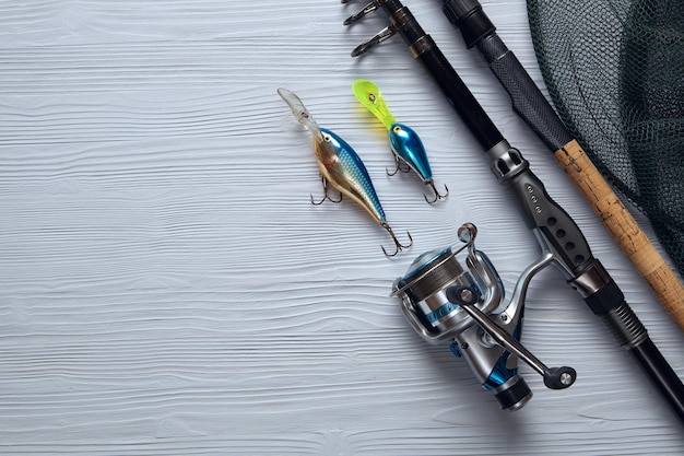 写真 ライトウッドの背景に釣り道具釣りスピニングフックとルアー上面図