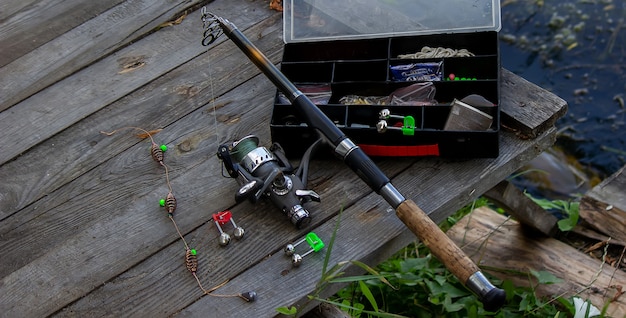 川岸での釣り道具、ベイトロッド、スピニングロッド、魚。自然。セレクティブフォーカス