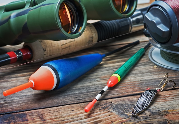 Foto attrezzatura da pesca su un tavolo di legno