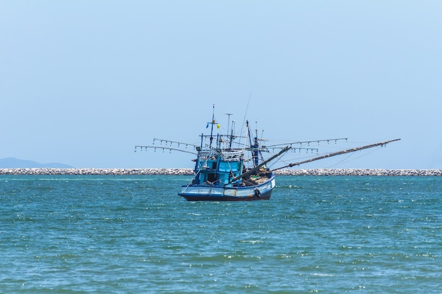 Pesca barche thailandesi in mare, thailandia.