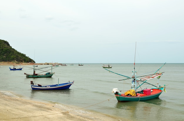 水上でのトロール漁船、タイ