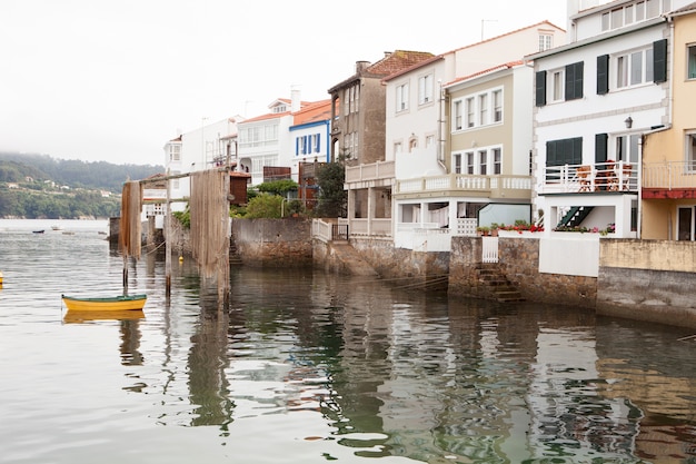 海に取り付けられたスペインの漁村