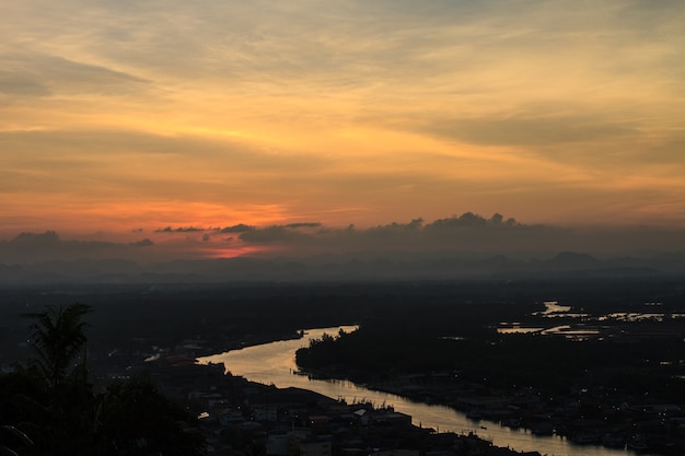 Photo fishing villages near mountain and sunset