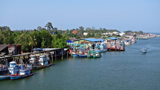 Photo fishingboats in the lang suan river