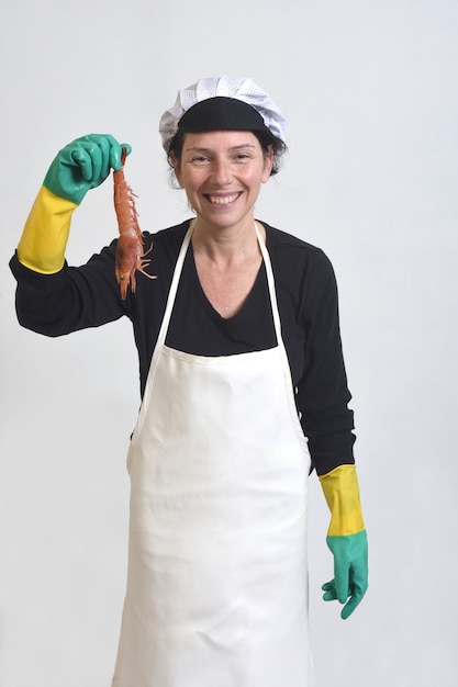 Photo fishmonger showing a prawns on white background