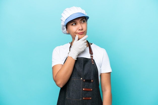 Fishwife Argentijnse vrouw geïsoleerd op blauwe achtergrond met twijfels