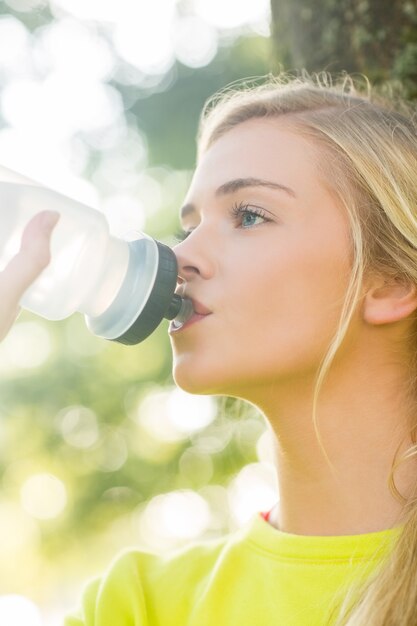 Foto fit blonde drinken uit de waterfles