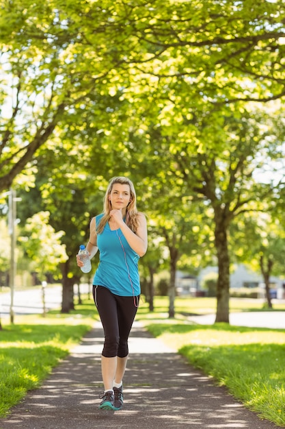 Fit blonde joggen in het park