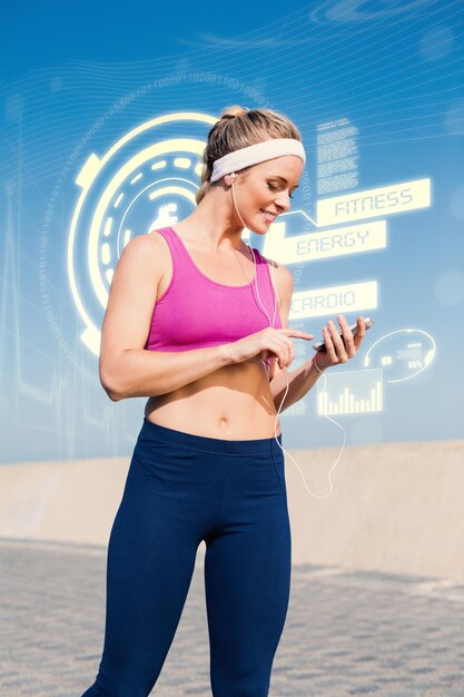 Foto fit blonde staande op de promenade tegen fitness-interface