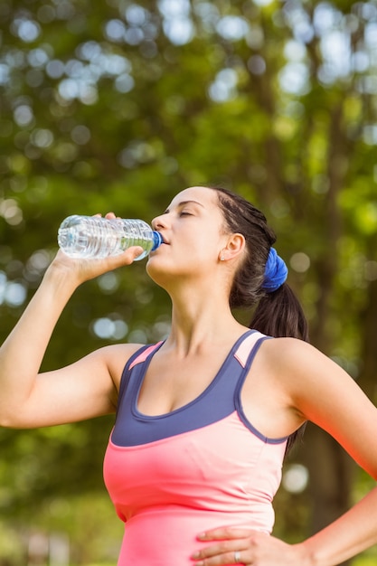 Fit bruin haar drinken uit haar waterfles