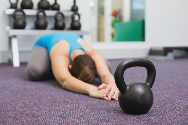 Fit brunette uit te werken met kettlebell